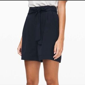 Lululemon noir shorts 5.5" in True Navy
